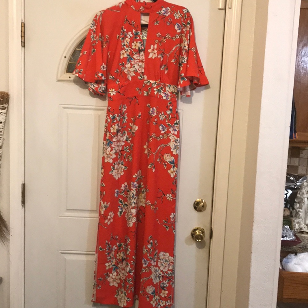 NWOT Truth and Fable Maxi dress size M , waist: 26 bust: 30, side split L&R.